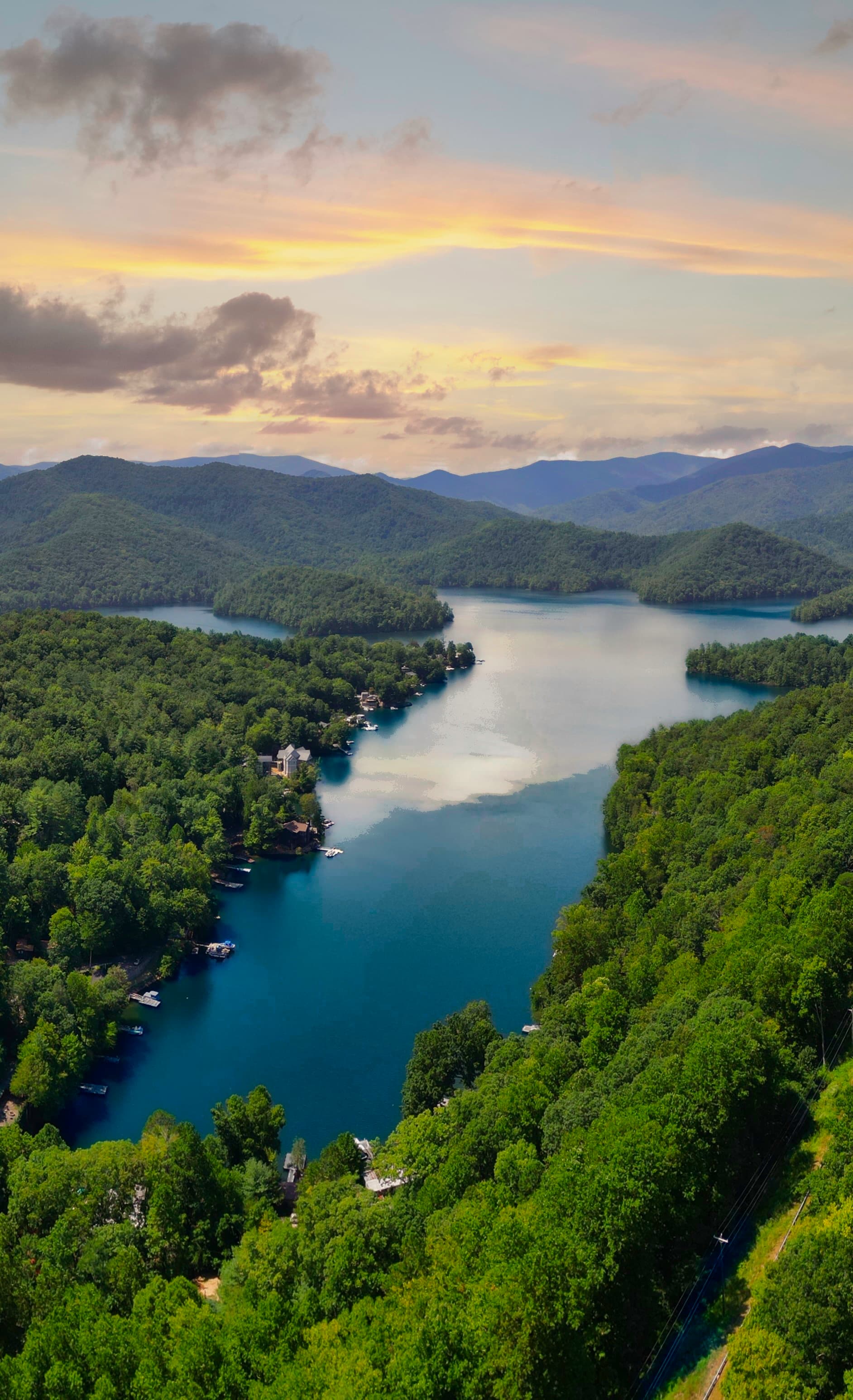 Santeetlah Lake — Lake_Santeetlah_in_Graham_County,_North_Carolina_04.jpg