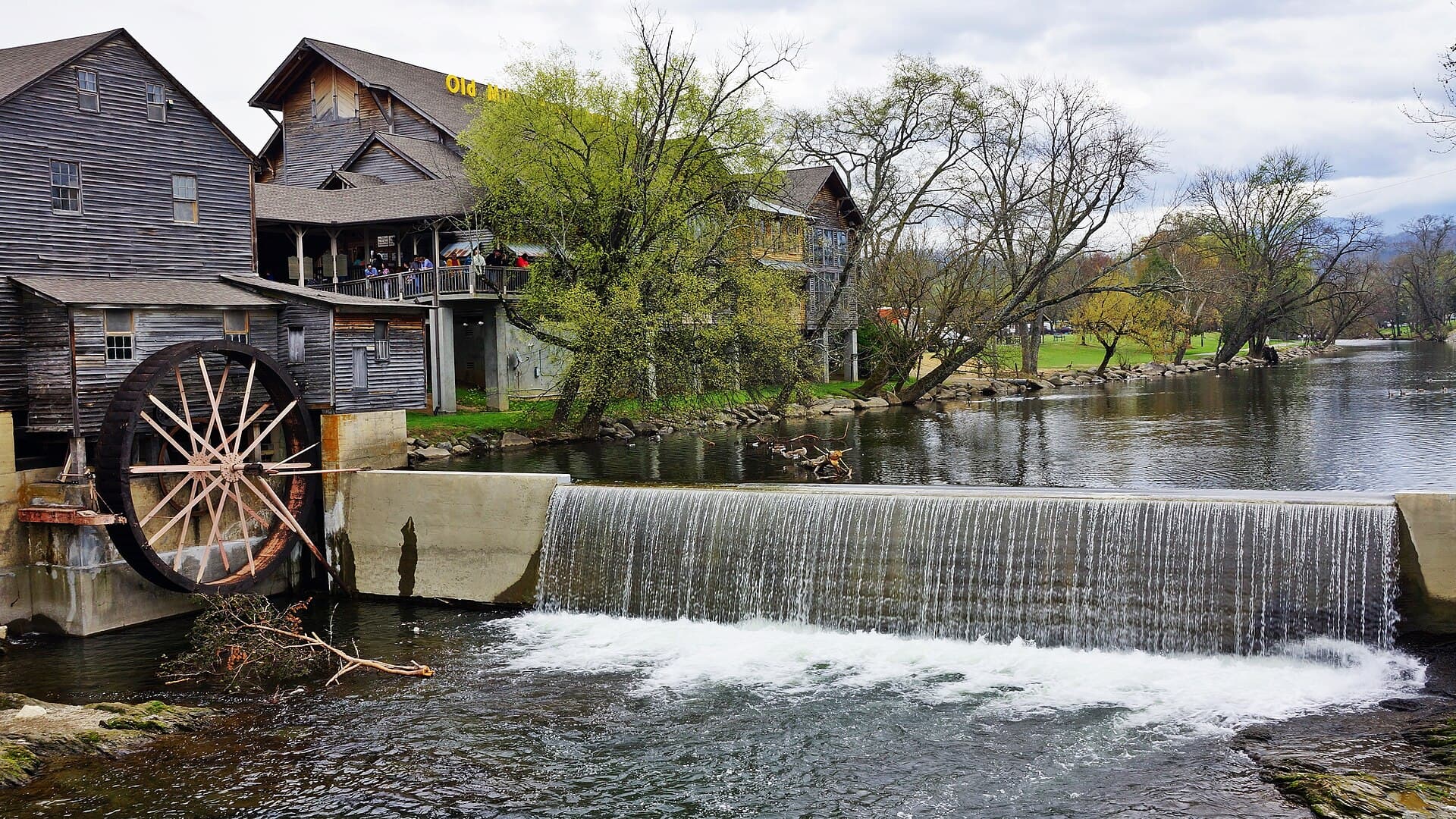 Pigeon Gap — Pigeon_Forge,_TN_2016.03.27_(24).jpg