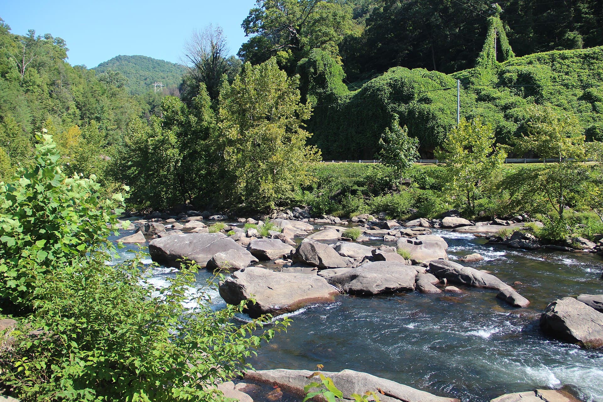 Cheoah Lake — Cheoah_River,_Tapoco,_NC_Sept_2019.jpg
