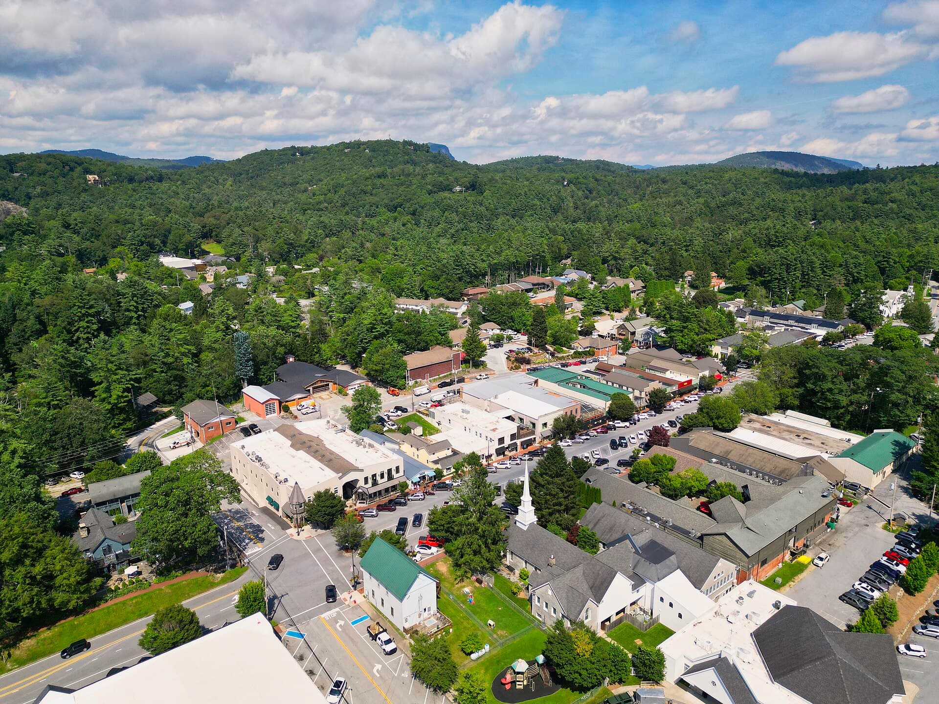 Highlands Falls — The_town_of_Highlands,_North_Carolina,_in_Macon_County_03.jpg